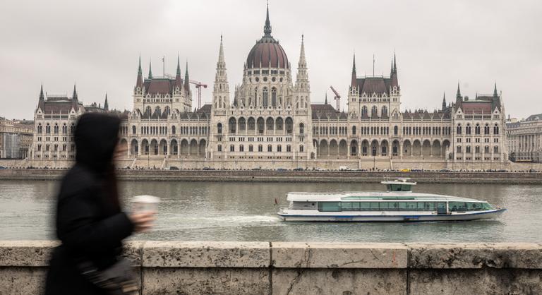 Leépítették a védőhálót körülöttünk, kiszolgáltatottá váltak a magyarok