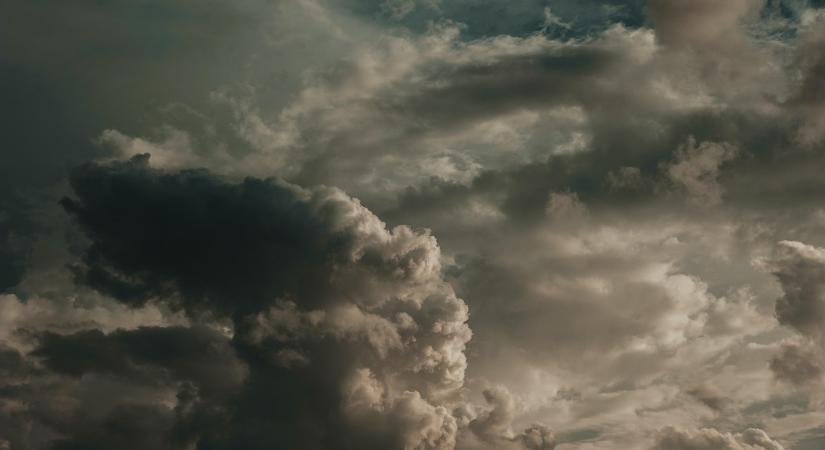 Borult, párás idő enyhe nappali fagyokkal