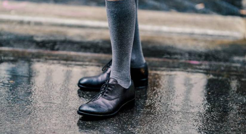 Ez a meglepő retró cipő lesz a legdivatosabb tavasszal – A nagypapás darab így lesz nőies