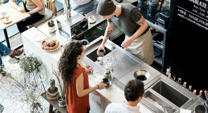 Megérkezett a 100 milliárdos mentőcsomag – Így segíti a kormány az éttermeket