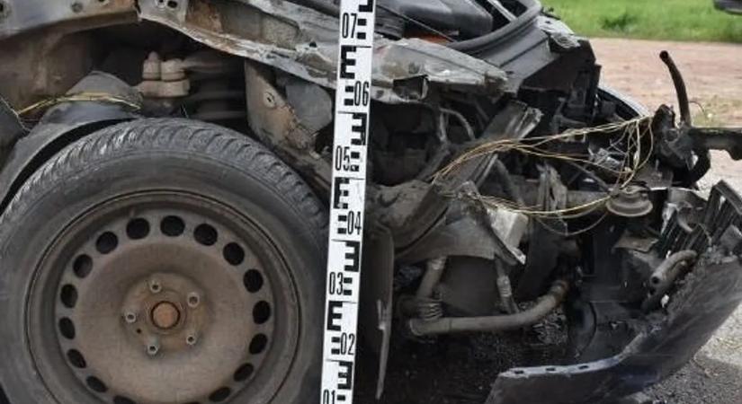 Durva vonatbaleset: hiába vészfékezett a vonat, lezúzta a sínekre hajtó autót Debrecennél