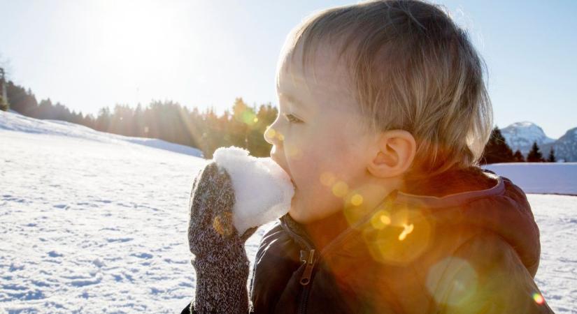 „Csak egy falat hó…” – Valóban ártalmatlan, ha a gyerek havat eszik?