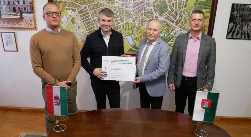 Ágh Péter Sárváron: új energiamegtakarítási lehetőség önkormányzati intézményeknek
