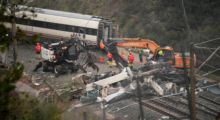 Súlyos hibák vezettek a spanyol vasúti katasztrófákhoz, léptek a mozdonyvezetők