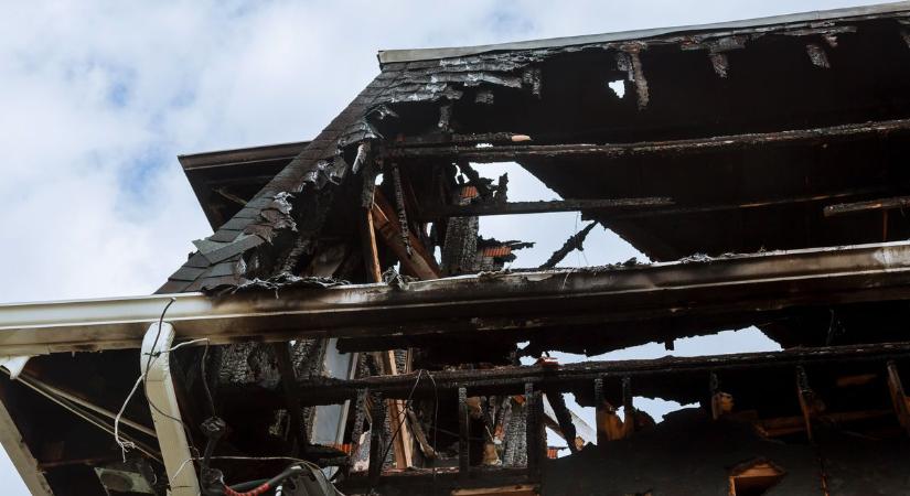 Leégett a népszerű énekesnő otthona, de ő még így is az enyingi tűzben otthonukat vesztett családért énekel