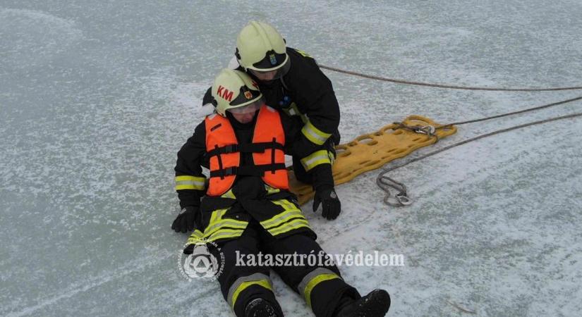 Így mentenek a jégről a hivatásosok – képeken a komáromi akció