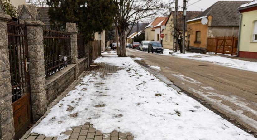 Dermesztő fagyok és szürkeség nehezítik a közlekedést csütörtök reggel