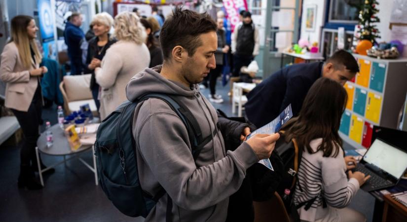 Nagy a felháborodás: csaknem ezer menedékkérőnek bottal ütik a nyomát