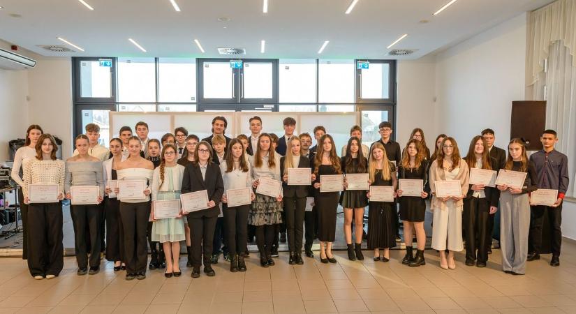 Fiatal tehetségeket ünnepeltek Beremenden: 43 diákot díjazott a DDC