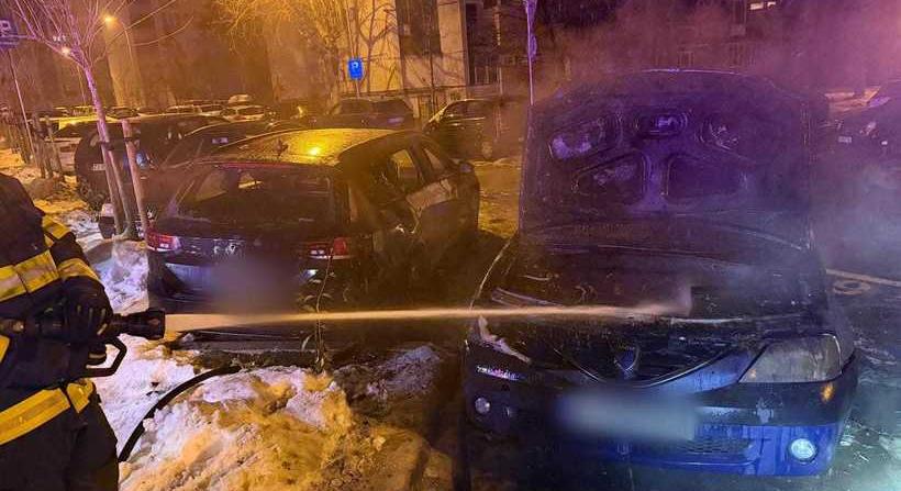 Három parkoló autó gyulladt ki Kolozsváron – Egy férfi megsérült