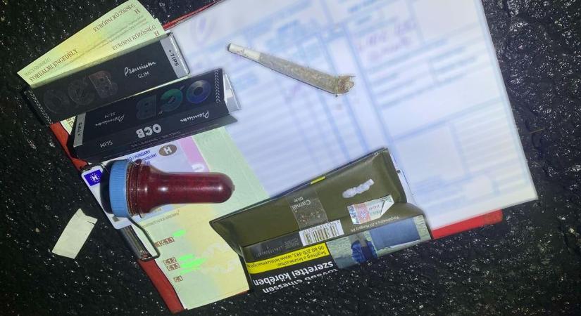 Dőlt a fűszag a kamionból, amikor megállították a rendőrök az autópályán