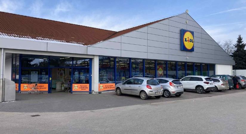 Megoldódni látszik a parkolási káosz a Lidl környékén