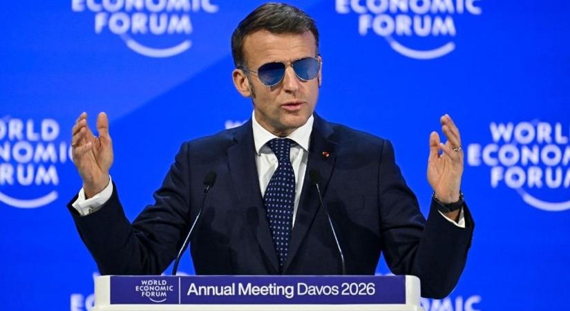 Beindult a mémgyár Macron napszemüveges beszéde után – kiderült, miért kellett felvennie (KÉPEK)