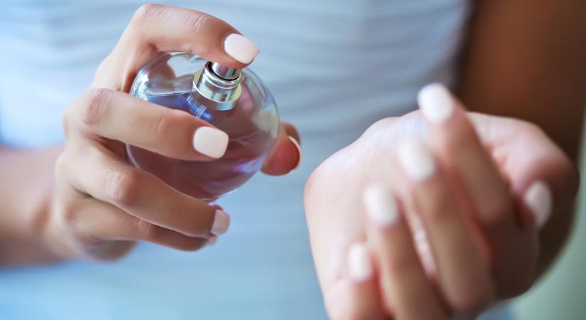 Több százezer forint értékben lopott illatszereket Győrben egy nő