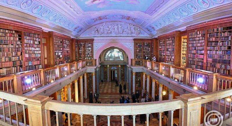 Heroikus küzdelmet folytattak a Pannonhalmi Főapátság könyvtárában az állomány megmentéséért