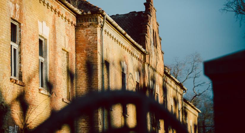 A műemléki védelem alatt álló kerítés akadályozza, hogy megépüljön Szombathely új útja a 11-es Huszár út és a Lovas utca között