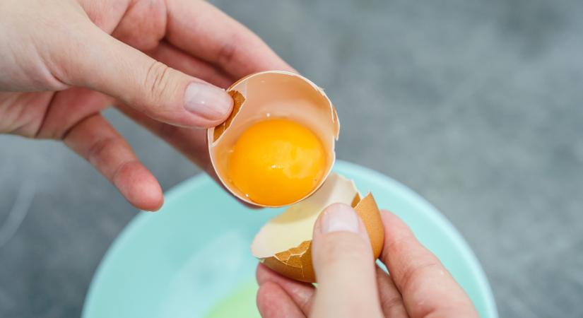 Ez a legjobb módszer a tojás feltörésére a szakácsok szerint