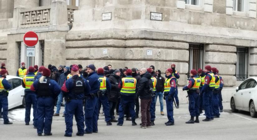 Hazafiak néztek farkasszemet az antifákkal