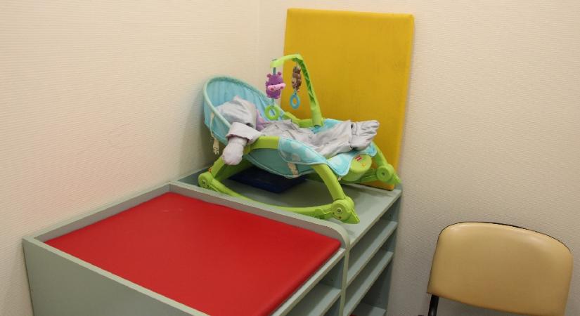 Tízgyermekes édesanya hagyta a kórház pelenkázójában koraszülött kisfiát – Küzdenek a baba életéért