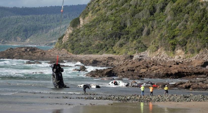 Videó: Helikopterrel mentettek tucatnyi az óceánba sodródott autót Ausztráliában