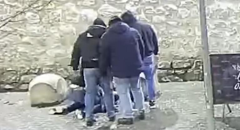 Egy földön fekvő személyt ütött meg és rugdosott az egyik pécsi szórakozóhely kidobója