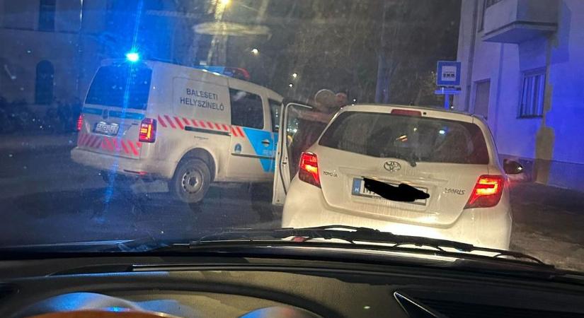 Felezőtől padkáig kacsázott – mi történt a gyöngyösfalui balesetben? A rendőrség válaszolt