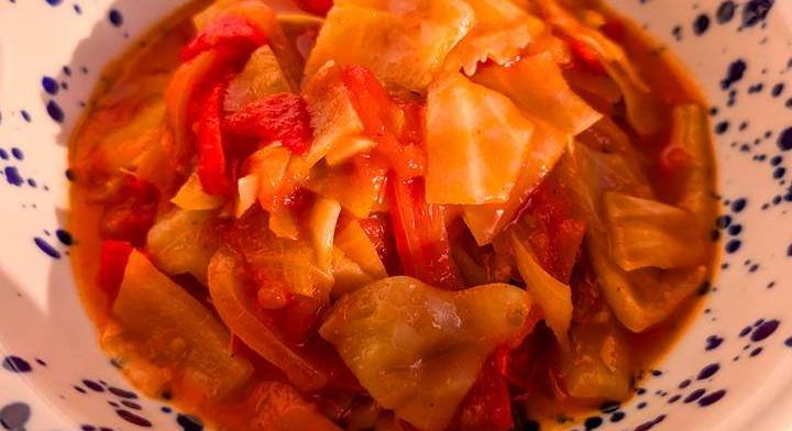 Ízletes káposztás lecsó: gyors és egészséges ebédötlet