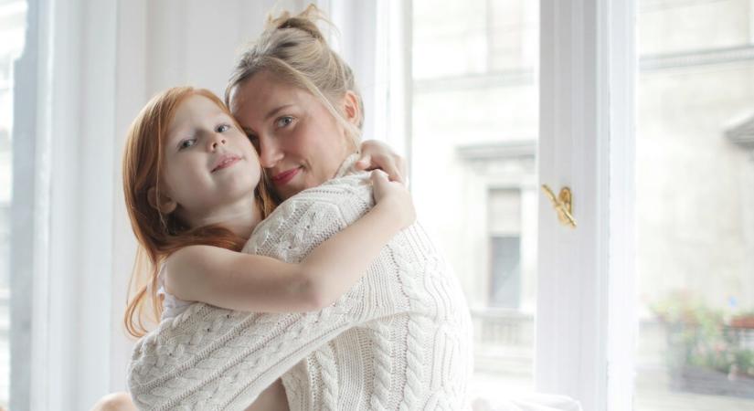 Kiszámolták: ennyivel kapnak kevesebb családtámogatást az egyedülálló anyák, mint a házaspárok