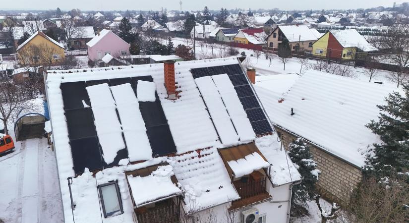 Elképesztő ötlettel állt elő az MVM – így tartsd tisztán a hó borította napelemeket