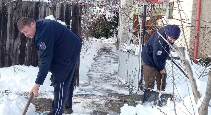 Már a kémény sem füstölt, minden remény elveszett: az utolsó pillanatban bukkant fel két egyenruhás