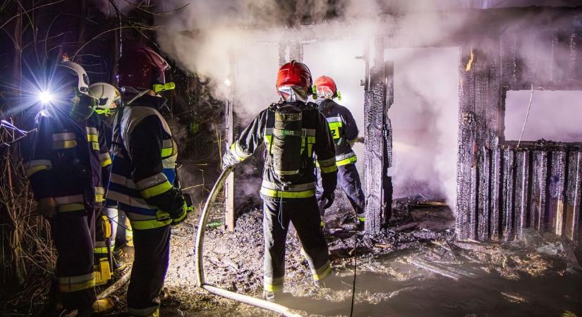 Tűz ütött ki egy télikertben: ketten voltak otthon, amikor lángra kapott az épület