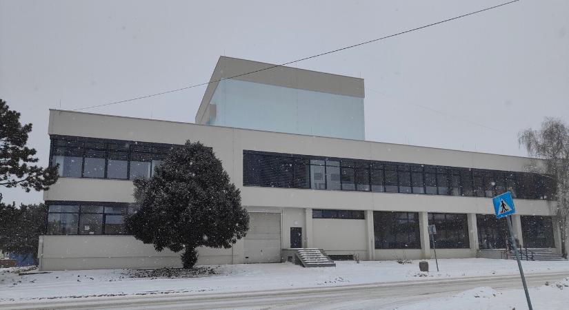 Tovább drágul a rimaszombati művelődési ház felújítása, új székek jönnek a színházterembe