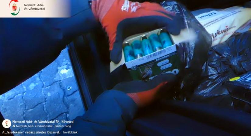A „feledékeny” vadász sörétes lőszerrel érkezett – videó