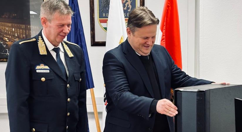 Informatikai adomány a megyei rendőrségnek