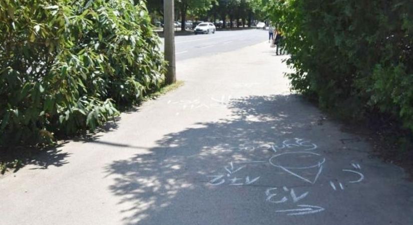 Elütötte a futár a gyalogost, miközben a csomagot vitte a Honvéd utcába