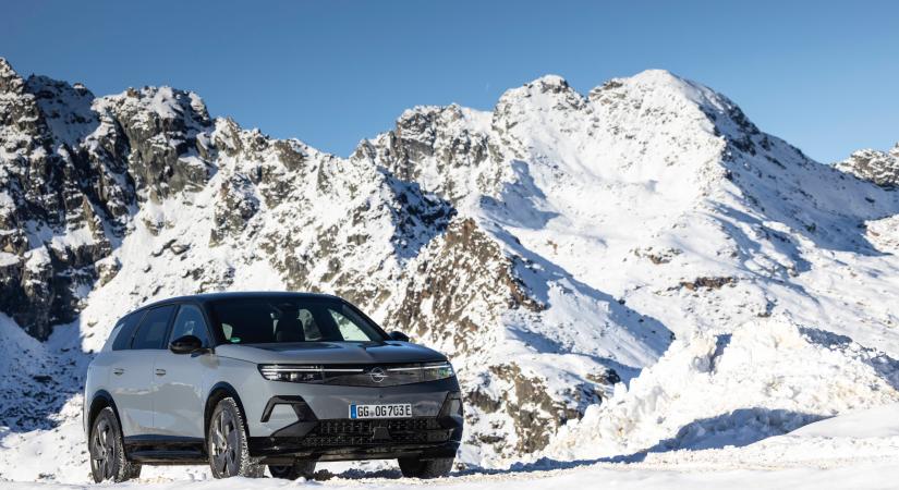 Elektromos összkerékhajtás téli környezetben az Opel Grandland Electricben