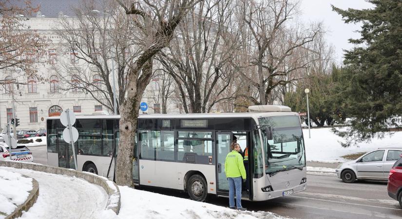 Munkagép csapódott a buszba Egerben