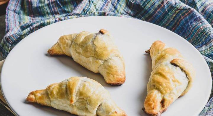 Mogyorókrémes, banános tekercsek leveles tésztából: alig van vele munka