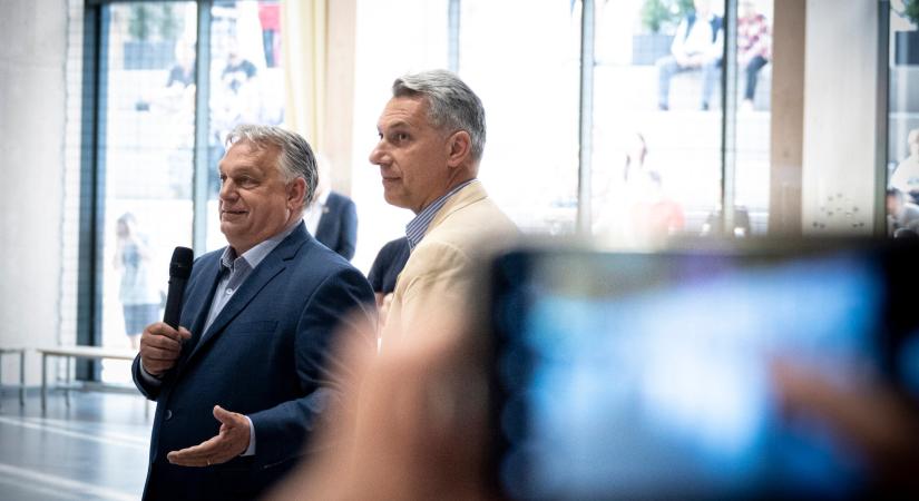 Váratlan kérdést szegeztek Lázár Jánosnak és Orbán Viktornak a Karmelitában, még váratlanabb választ adtak rá