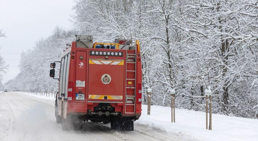 Szalmaaprító gép kapott lángra, több egység érkezett a tűzhöz
