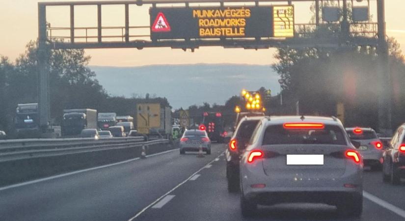 Vigyázat az M7-esen! Sávlezárás és torlódás nehezíti a haladást – ez az oka!