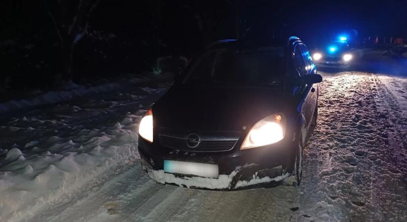 Motorháztetőn szánkózott a három gyerek, eljárás indult a sofőr ellen