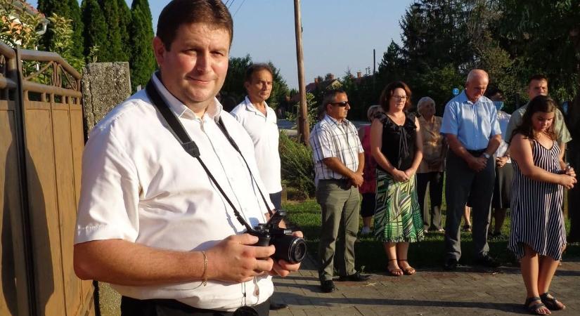 A zsirai sekrestyésre Bátky István Zsoltra 25 éves szolgálat után hálával gondolnak vissza a hitközség tagjai