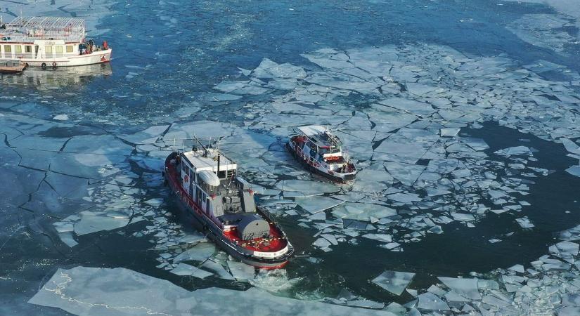A Tisza-tó jegével küzdenek a jégtörők, videóra vették a hajók egyedülálló módszerét