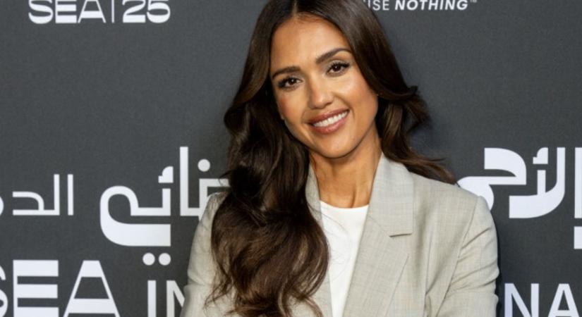 A semleges nappalik legnagyobb tévedése – Jessica Alba gyönyörű lakása megmutatja, mi hiányzik