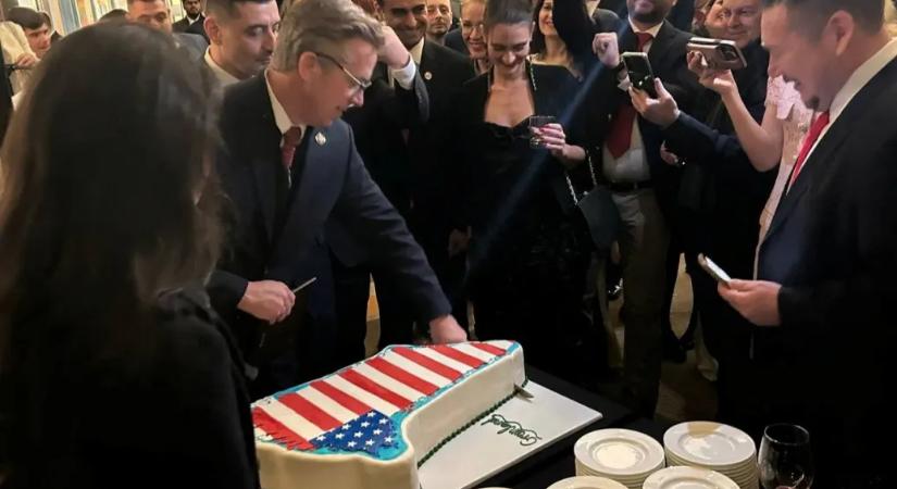 Republikánus politikusok Grönland alakú tortával ünnepelték Trump beiktatásának első évfordulóját
