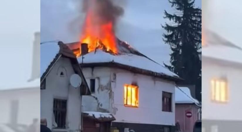 Elszenesedett holttestet találtak a tűzoltók egy nagybányai házban