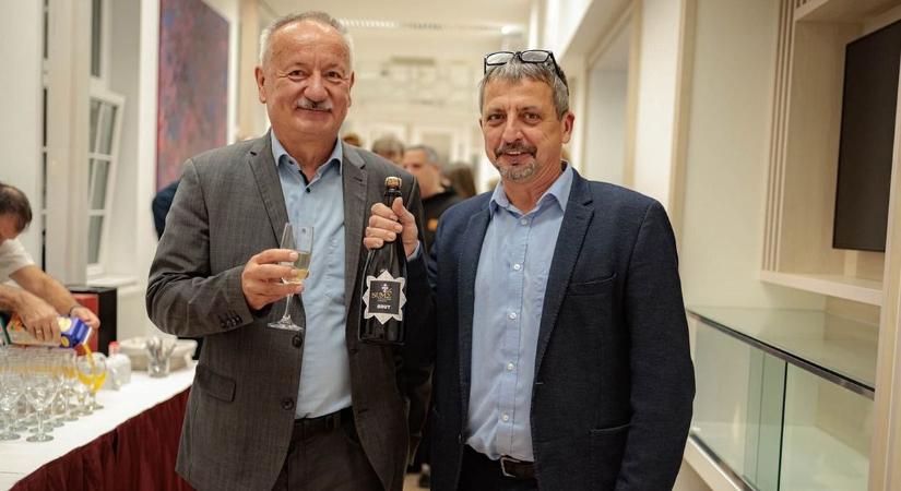 Pécs most tényleg pezseg: már megvásárolható az új pezsgő!