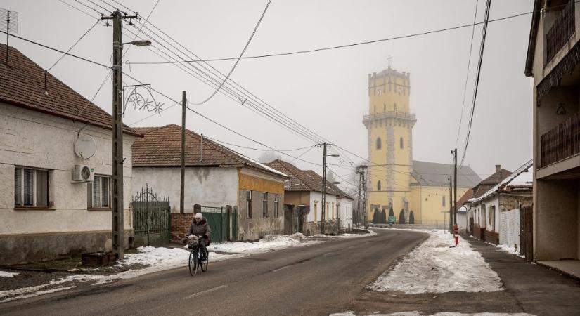 Olaszliszka: politikai csaták kereszttüzébe kerültek a tűzifahiány miatt fagyoskodó emberek