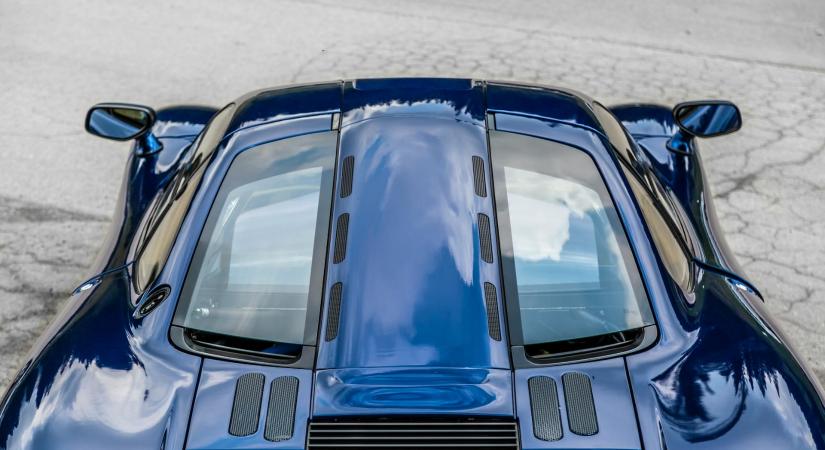 Több mint százéves Bugatti és 1050 lóerős villanyautó